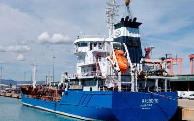 Peninsula posiciona en el Port de Barcelona la gabarra «Aalborg» para suministrar biocombustibles a barcos